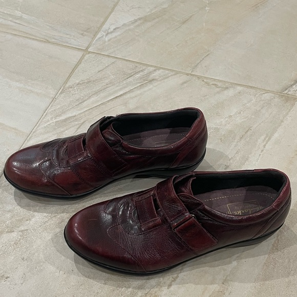 NWOT Clarks Size 10 Shoes Everyday Red Brown Bicycle Toe Showoff Leather - Picture 1 of 8